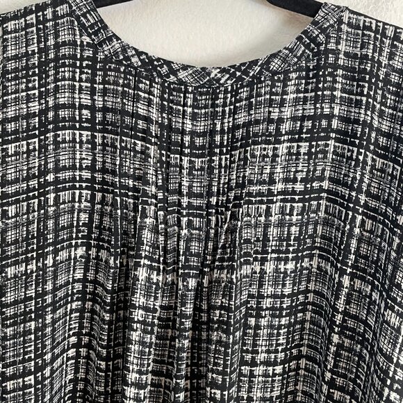 Torrid Harper Womens Plus 5X Black White Plaid Blouse Roll Tab Sleeve Shirt Top - Picture 7 of 7